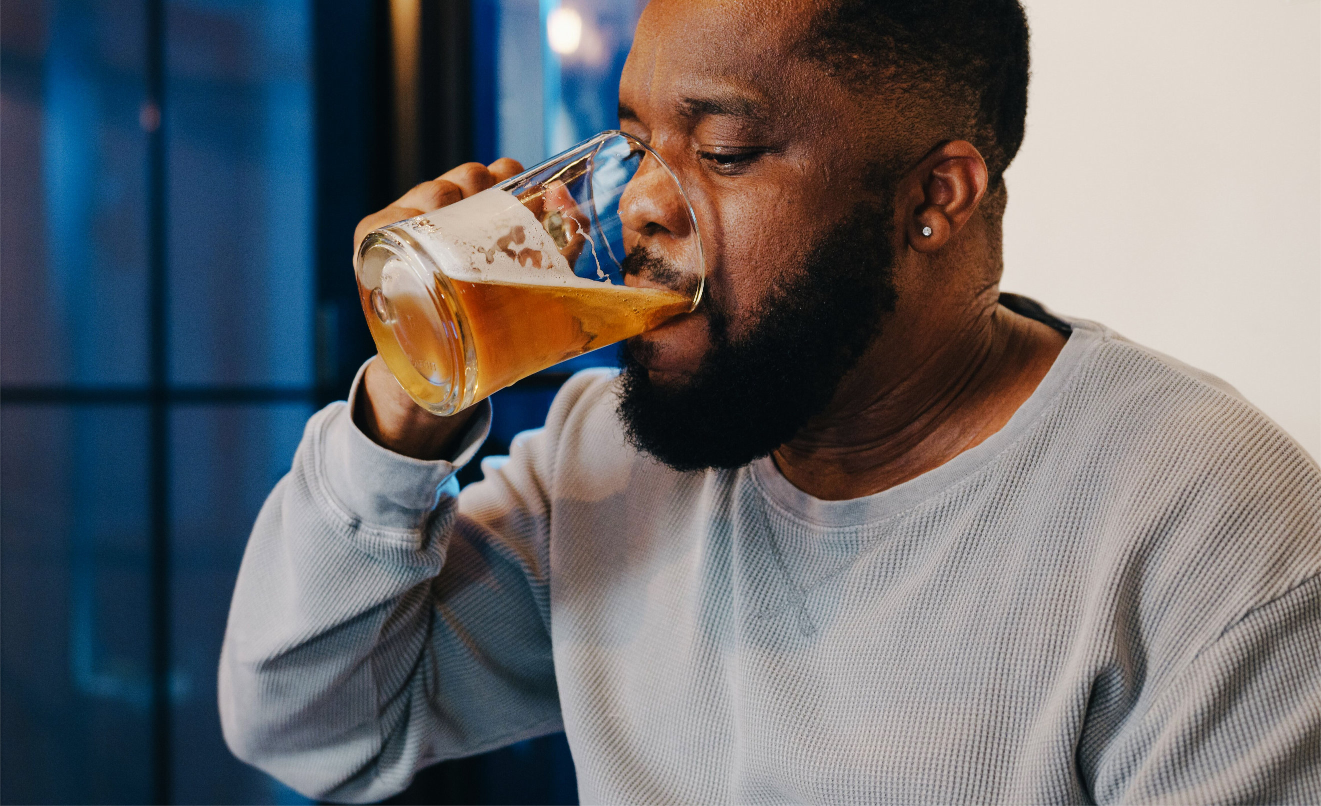 Homme africain buvant de la bière - Tambourafrik